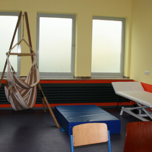 In unserem neu gebauten Therapie- und Förderraum können externe Experten unsere Schülerinnen und Schüler fördern.