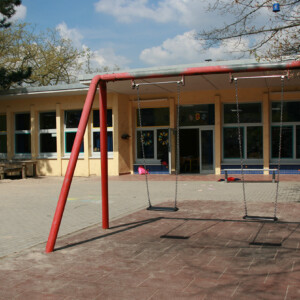 Der Außenbereich unserer OGS: Schaukeln laden zum Bewegen ein.