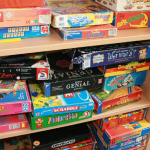 In unserer OGS haben die Kinder eine große Auswahl an Spielen, Spielzeugen und Büchern.